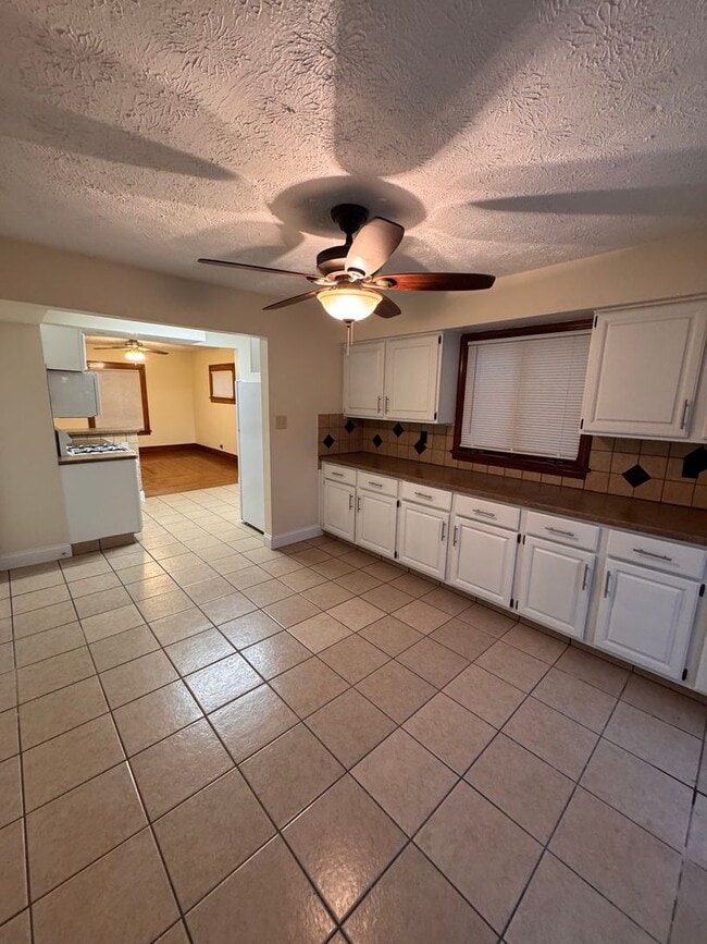 Building Photo - 853 Lawrence Ave