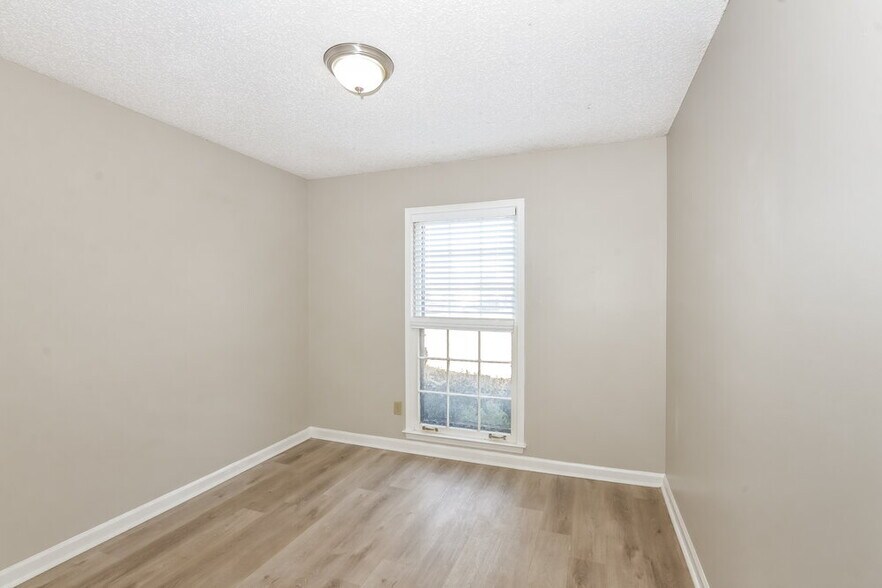 Building Photo - 951 Cully Rd