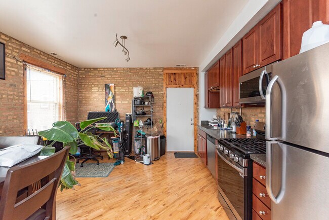 Building Photo - 1622 W Columbia Ave