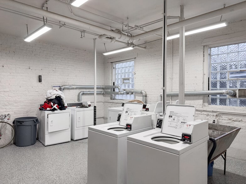 Building Photo - 2536 N Sawyer Ave