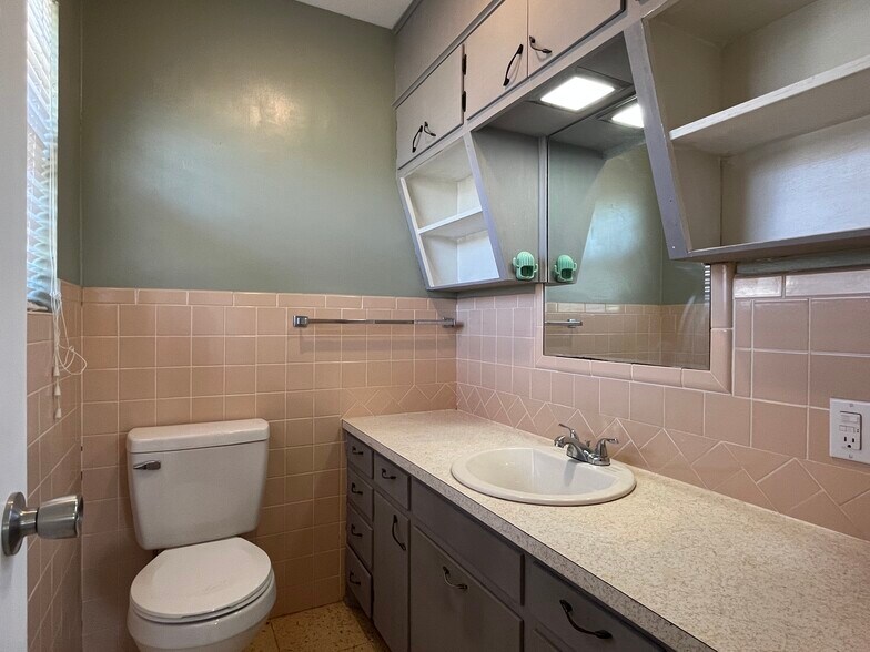 Half Bath in Primary Bedroom - 1618 E 3rd Ave