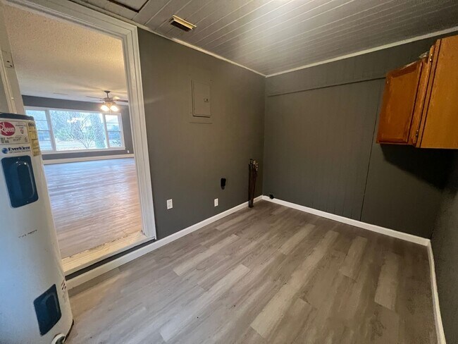 Building Photo - 4 Bedroom 2.5 Bathroom Home