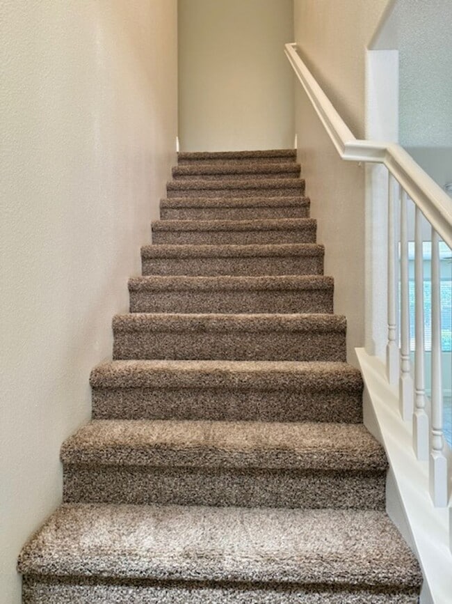 Building Photo - Beautiful Spacious 5 Bedroom Home located ...