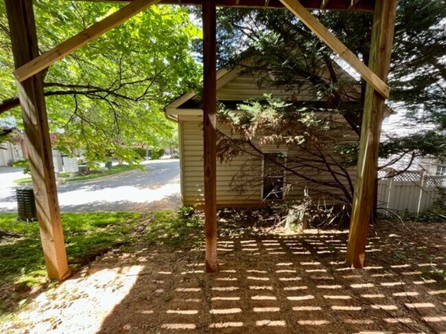 Building Photo - Spacious and bright 3 BR 3.5 BA TH with ga...