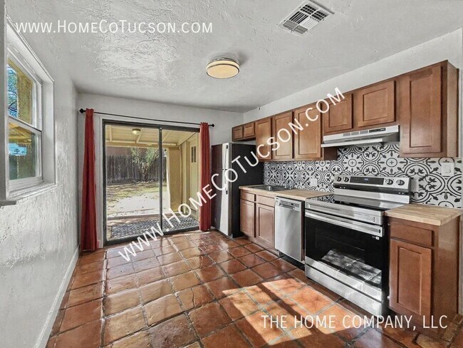 Building Photo - 4566 E Seneca St