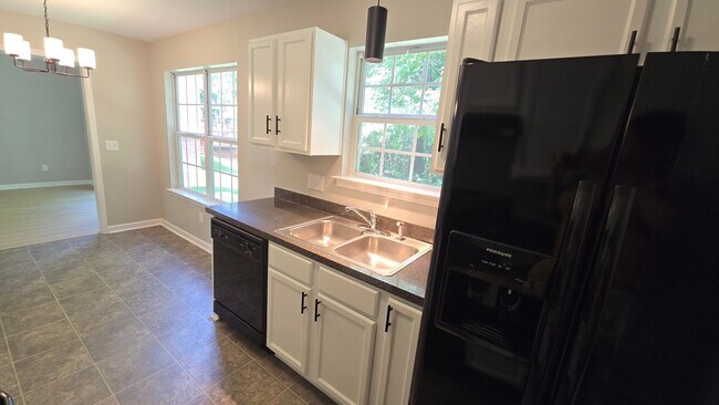 Building Photo - 614 Summerhill Dr