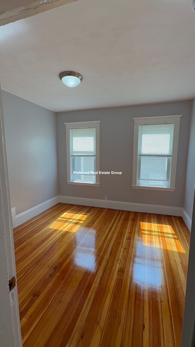 Building Photo - 52 Stonehurst St