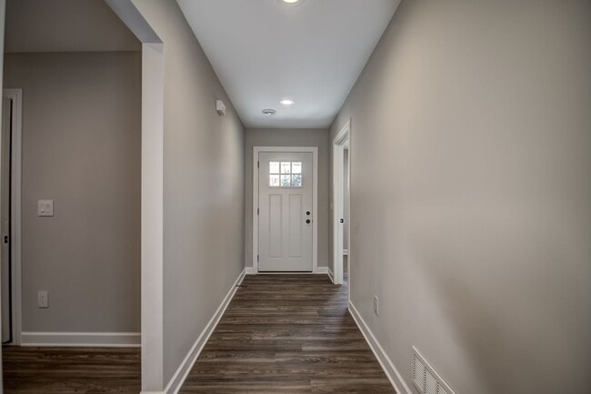 Building Photo - 3 Bedroom Town Home