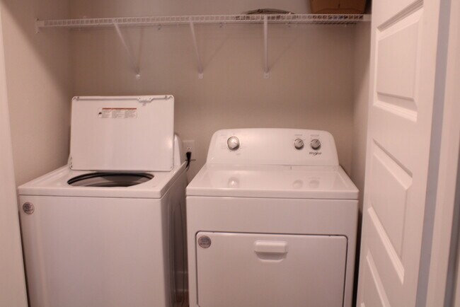 Building Photo - Beautiful New Townhome / Pet Friendly / Wi...