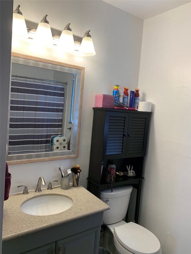 Building Photo - 1546 Lombardy St