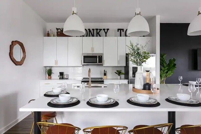 Building Photo - 738 Douglas Ave