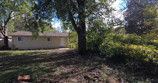 Building Photo - 2 Bedroom house with garage, $950!!