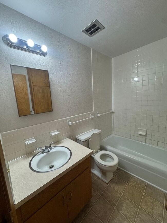 Building Photo - ***6 OR 12 MONTH  LEASE OPTIONS***4BR 2BA Home w/ Central Air • Porch • Great Location in Indepen...