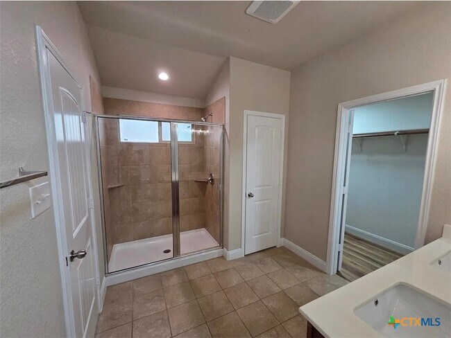 Building Photo - 5202 Dauphin Dr