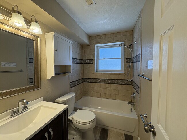 Building Photo - 1395 Hiawatha Dr
