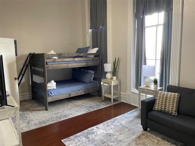 Building Photo - 2118 The Strand