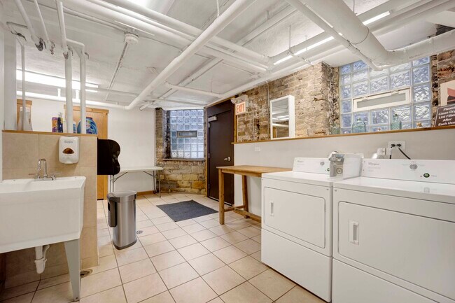 Building Photo - 63 E Cedar St