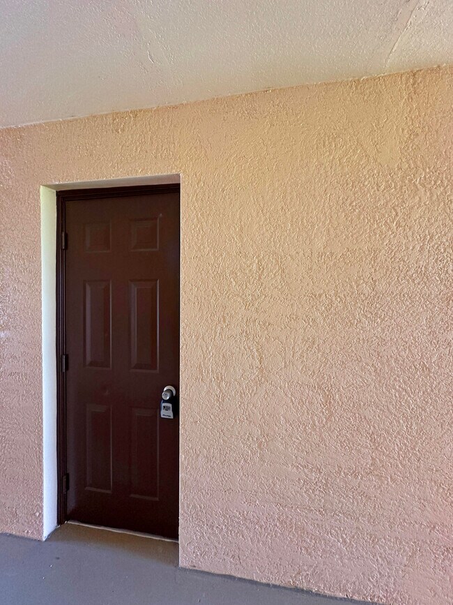 Building Photo - 131 SW Palm Dr