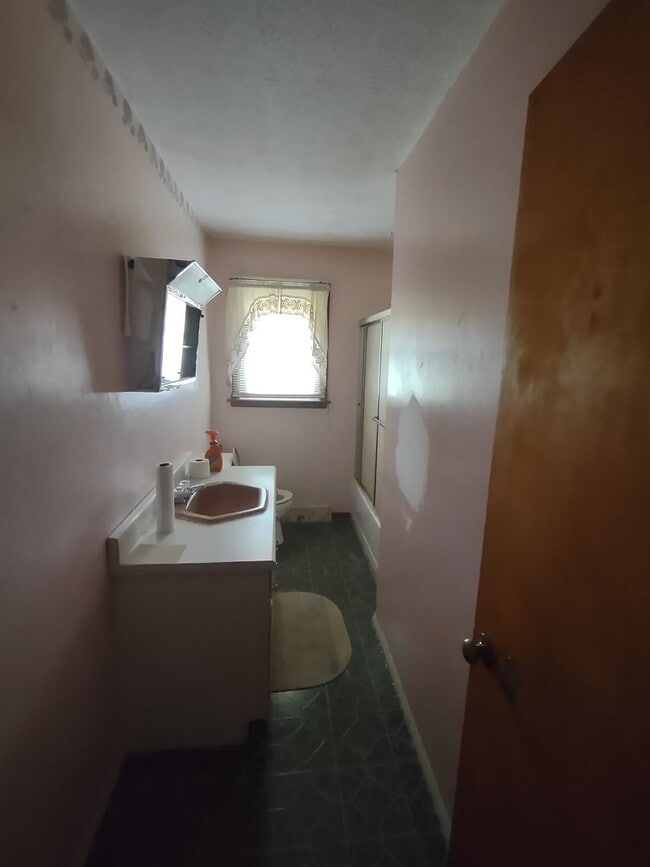 Building Photo - Brick Home For Rent