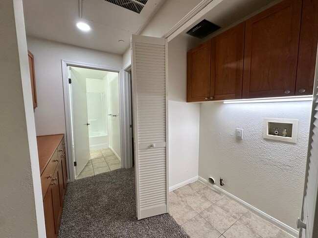 Building Photo - Spacious 2bed2bath Newly Renovated condo, Ready got Move In! adjacent to Warner Center/Woodland H...