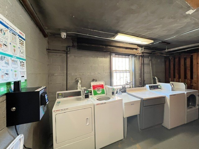 Building Photo - 2401 W Balmoral Ave