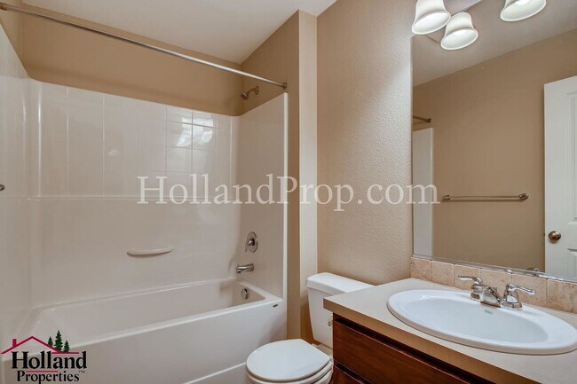 Building Photo - Stunning 3 Bedroom 2.5 Bathroom Home with ...