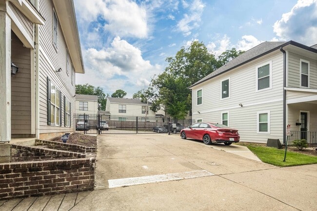 Building Photo - 649 Patterson St