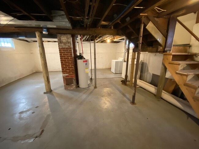 Building Photo - 3 Bedroom, 1.5 Bath Single Family Home Available Now!