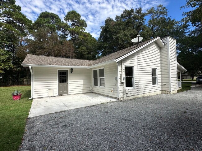 Building Photo - Completely Remodeled Ranch Style Home in the Heart of Downtown Bluffton and no HOA!