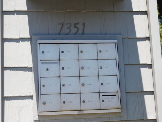 Building Photo - Beautiful Remodeled 2 Bed 2.5 Bath Condo in Pacific Ranch