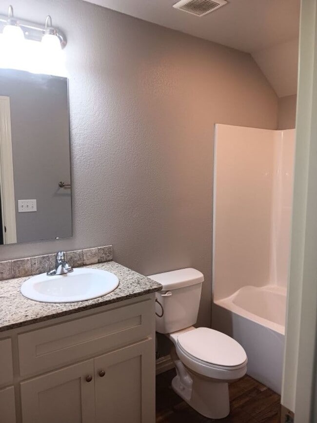 Building Photo - Move in Special on this beautiful townhous...