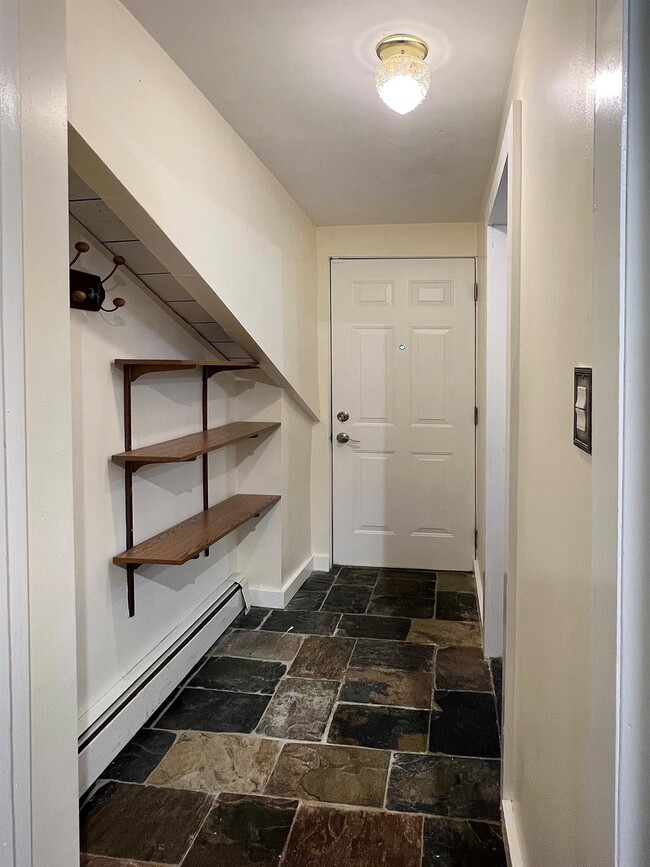 Building Photo - 453 Clove Rd