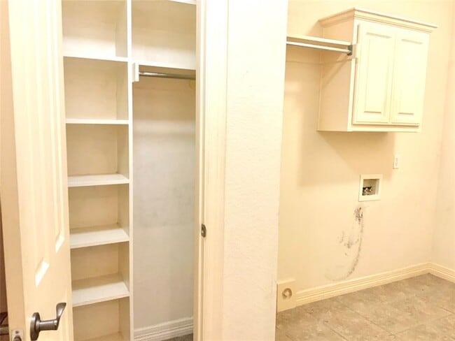 Building Photo - 614 Killarney