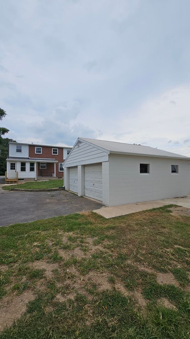 Building Photo - 3 Bedroom Single Family Home