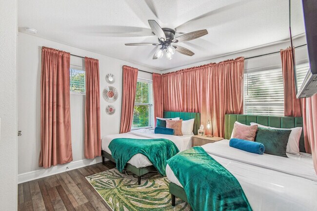 Building Photo - 109 W Hollywood St