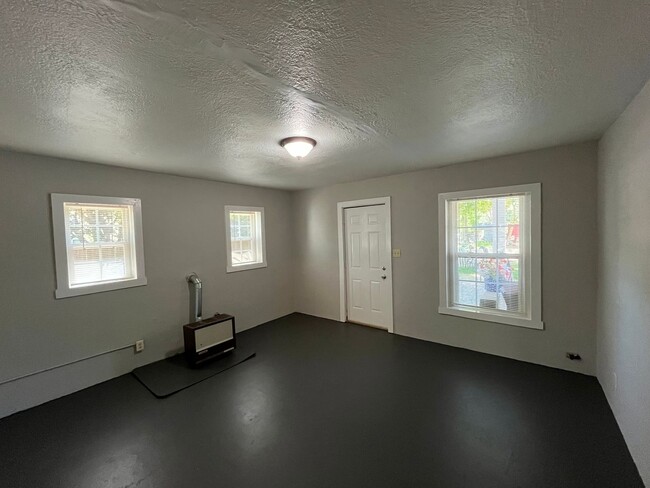 Building Photo - 1 Bedroom 1 Bathroom Triplex
