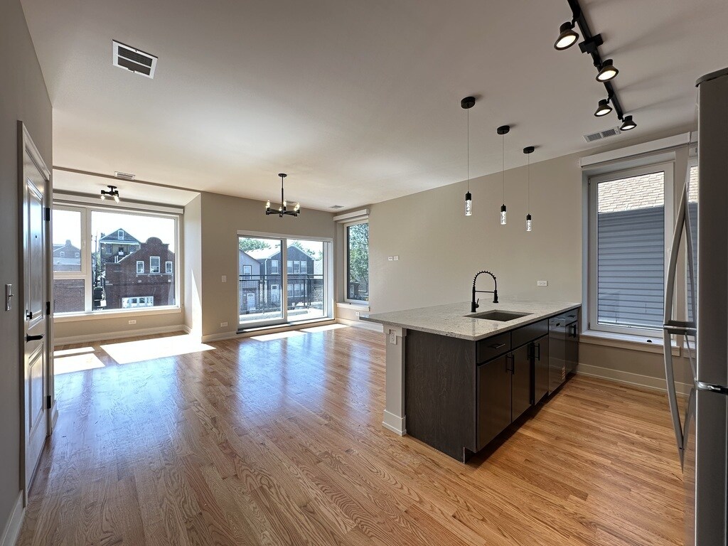 Building Photo - 2100 W 18th Pl