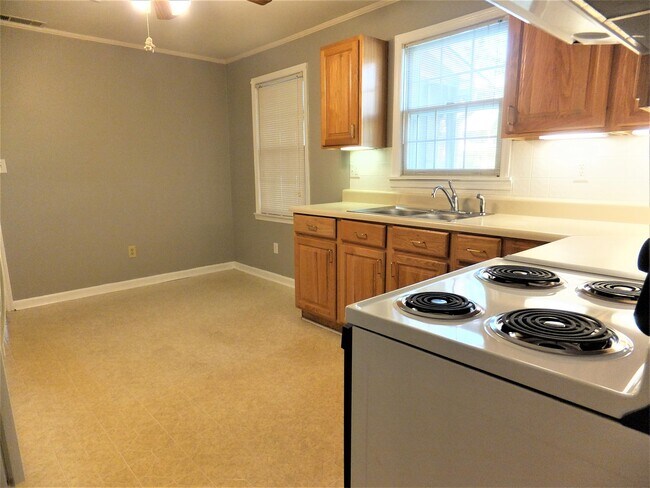 Building Photo - 214 Edgewood Dr