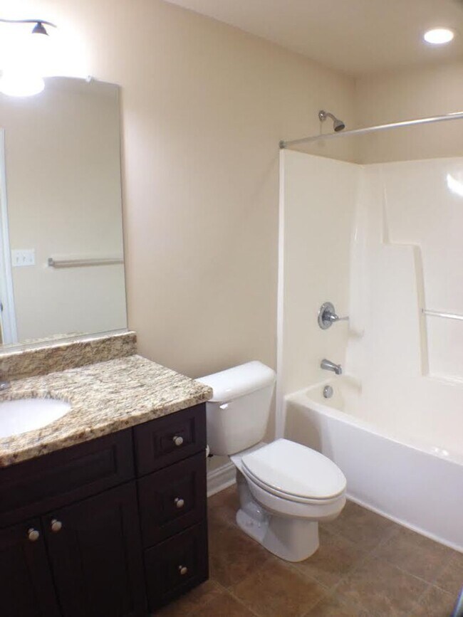 Building Photo - Spacious 4-bedroom, 3-bathroom home in Che...