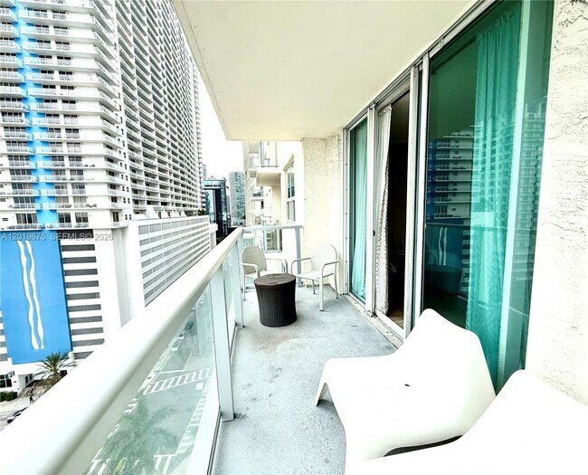 Building Photo - 1155 Brickell Bay Dr