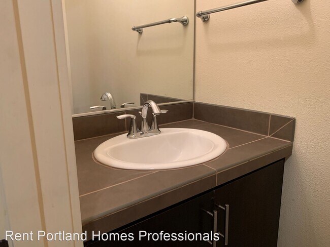 Building Photo - 3 br, 2.5 bath House - 642 NE Newstead Lane