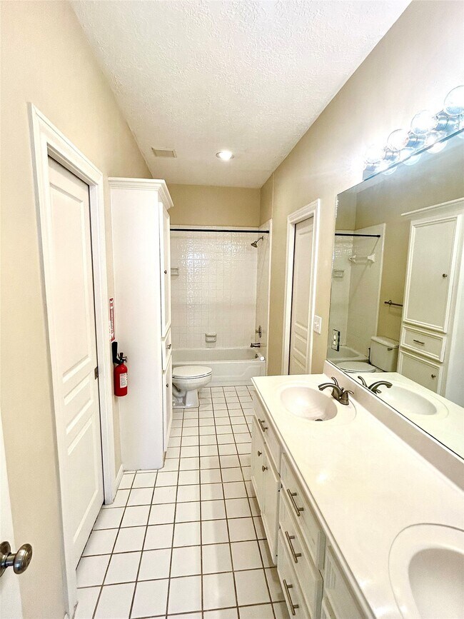 Building Photo - 807 Kipp Ave