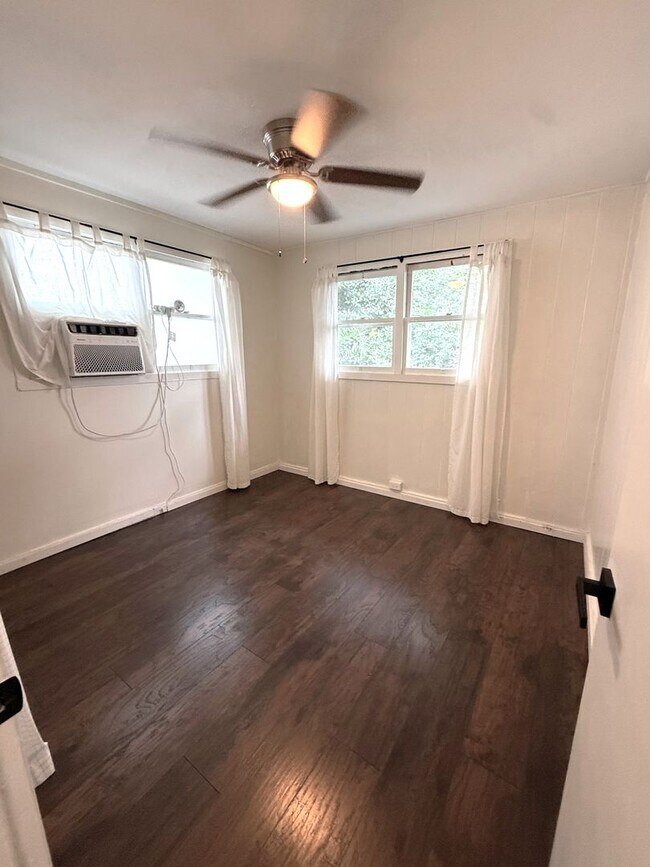 Building Photo - Charming 2BR Cottage Minutes from Kaimuki – Bright Home with Updated Kitchen