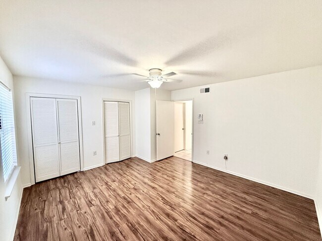 Building Photo - 1 Bed 1 Bath Condo with Community Pool and Access to I-10