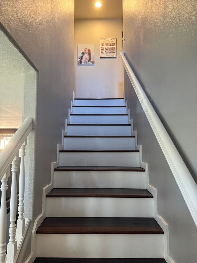 Building Photo - $500 move-in special! Spacious 4-bdrm/2.5-bath Hillsboro home. Fenced yard w/ covered deck, 2-car...