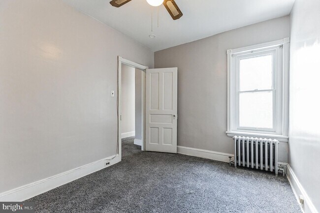 Building Photo - 427 Ripka St