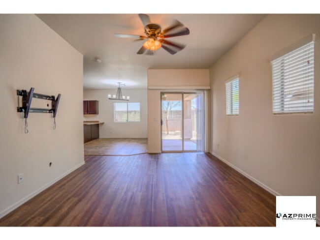 Building Photo - Discover this charming 3/2.5 townhome in Phoenix!