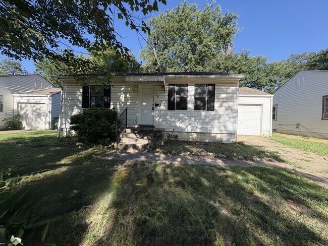 Primary Photo - 1044 N Oswego Ave