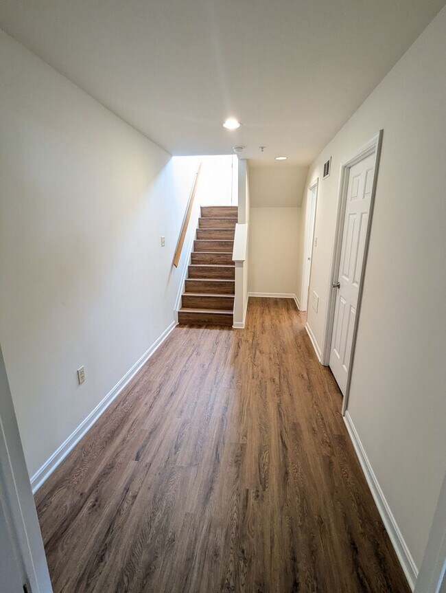 Building Photo - Renovated Townhouse in Frederick ready for...