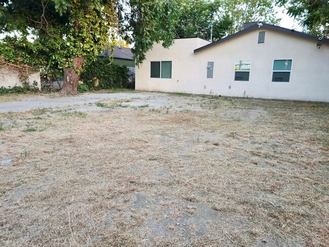 Building Photo - READY NOW! Newly Renovated! 4 Bdrm + Large Fenced Yard